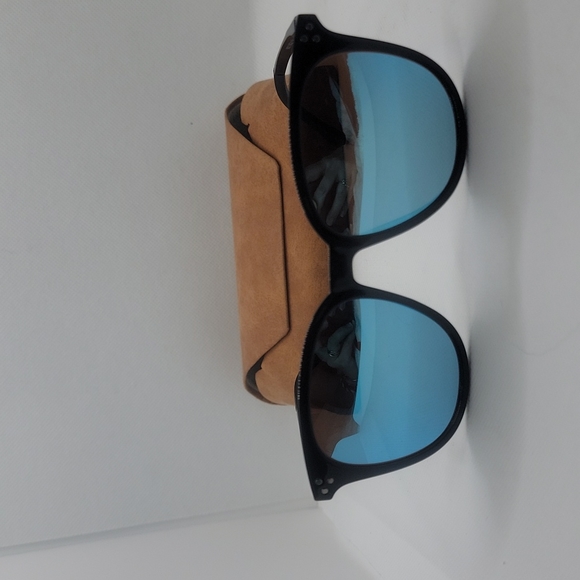 Black framed sunglasses with reflective lenses. - Picture 2 of 6